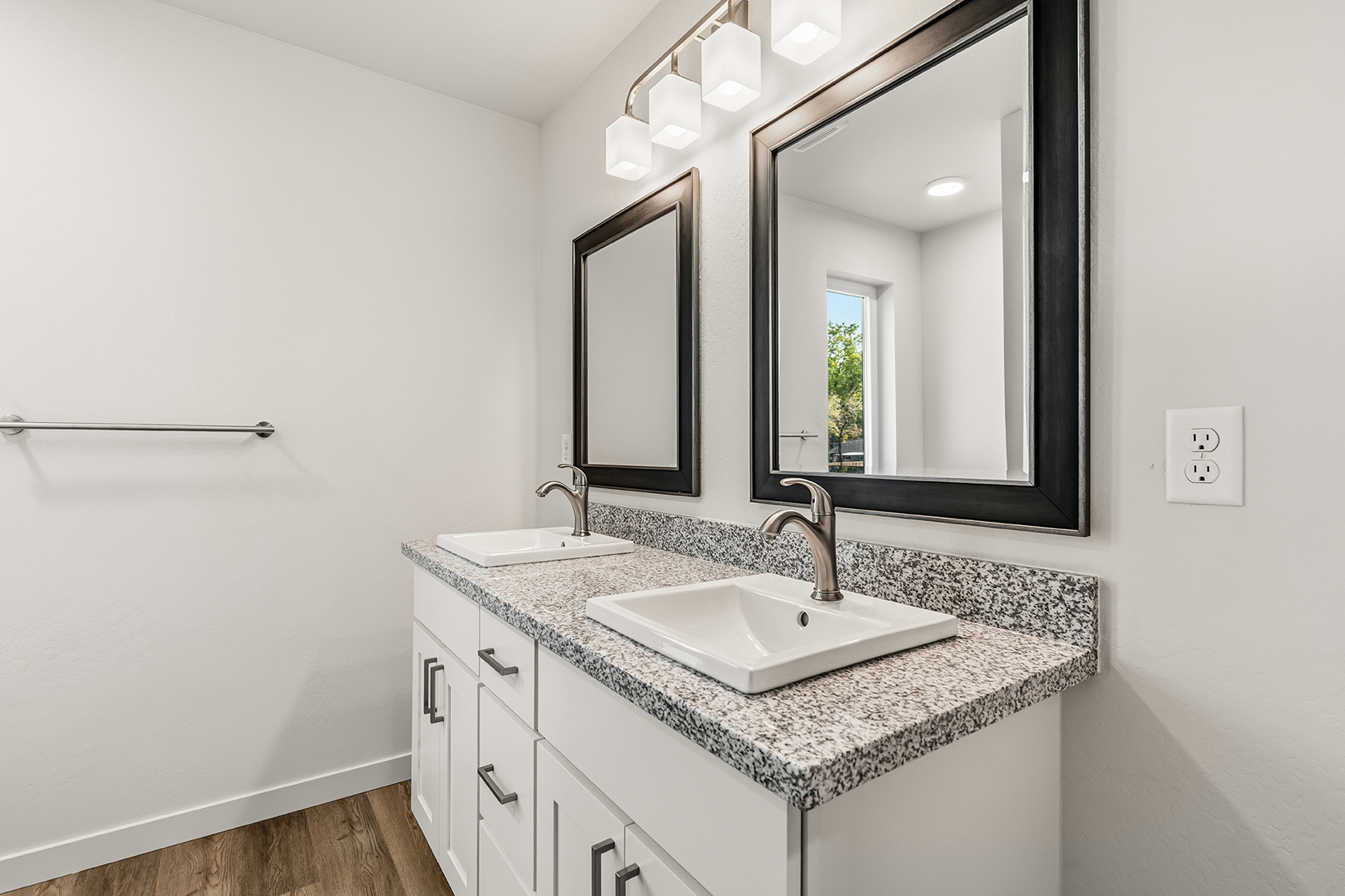 2028 Sunset Dr #4, Medford, OR 97501